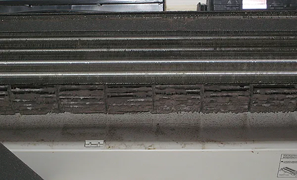 Забруднений внутрішній блок кондиціонера до чищення